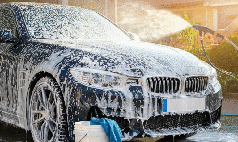 De beste produktene for bilvask hjemme: skumkanon, ph-nøytral shampoo og glans uten riper